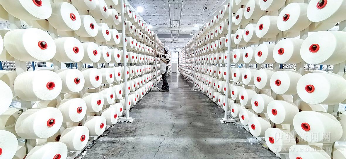 伊宁县纺织产业园内一家纺纱厂生产车间.JPG