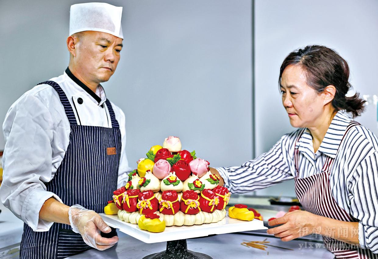 蔺霞、蔺存栋姐弟俩在制作玫瑰花中式蛋糕.jpg