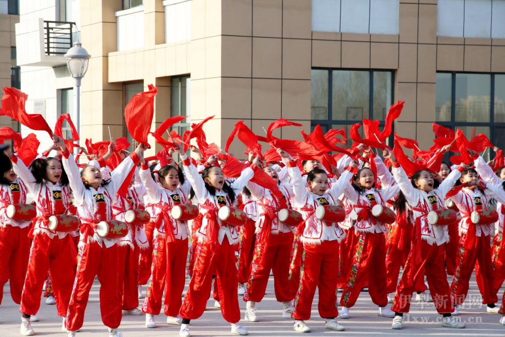 红艳艳的民族舞蹈彰显民族团结的华丽篇章。.png