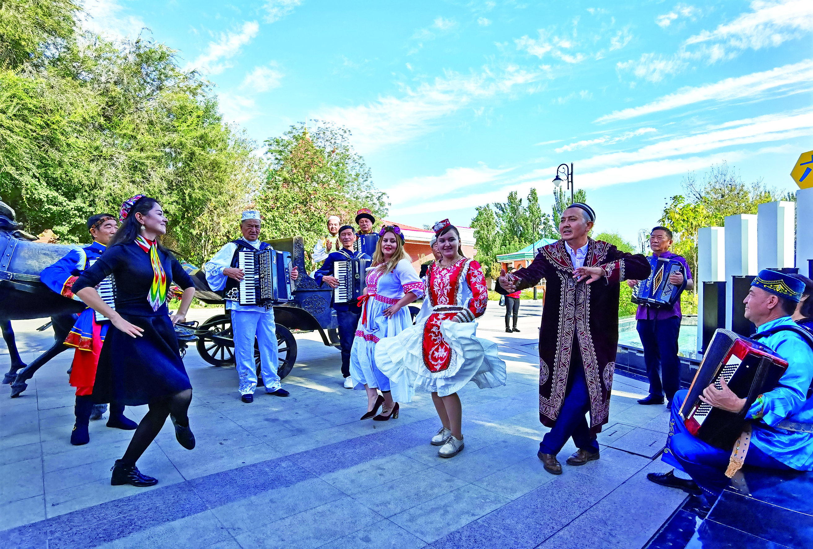 2020年9月 六星街中心广场 各民族以舞蹈交流感情，展现幸福美好的生活 摄影：早克兰.jpg