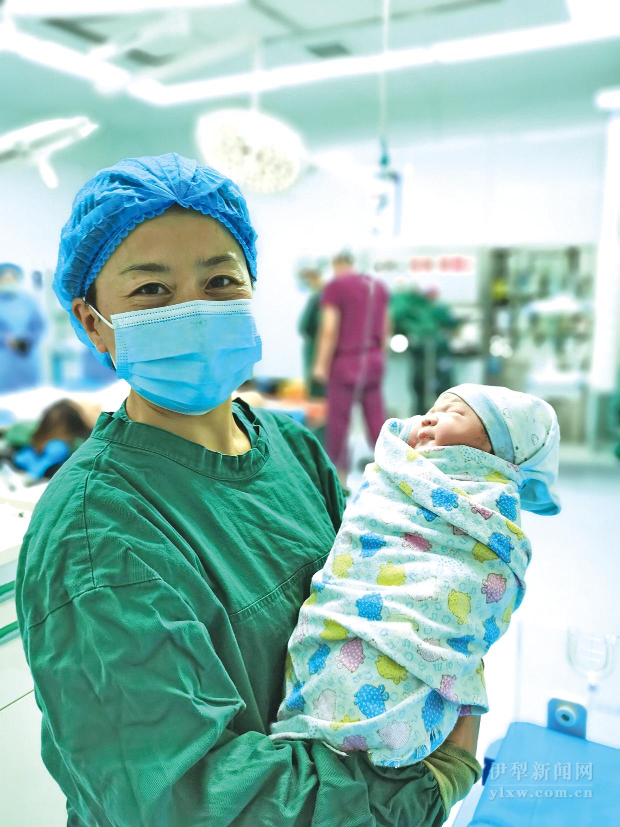 2021年8月18日，苏州柔性援疆医生宋红薇助产霍尔果斯市人民医院首例新生儿.jpg
