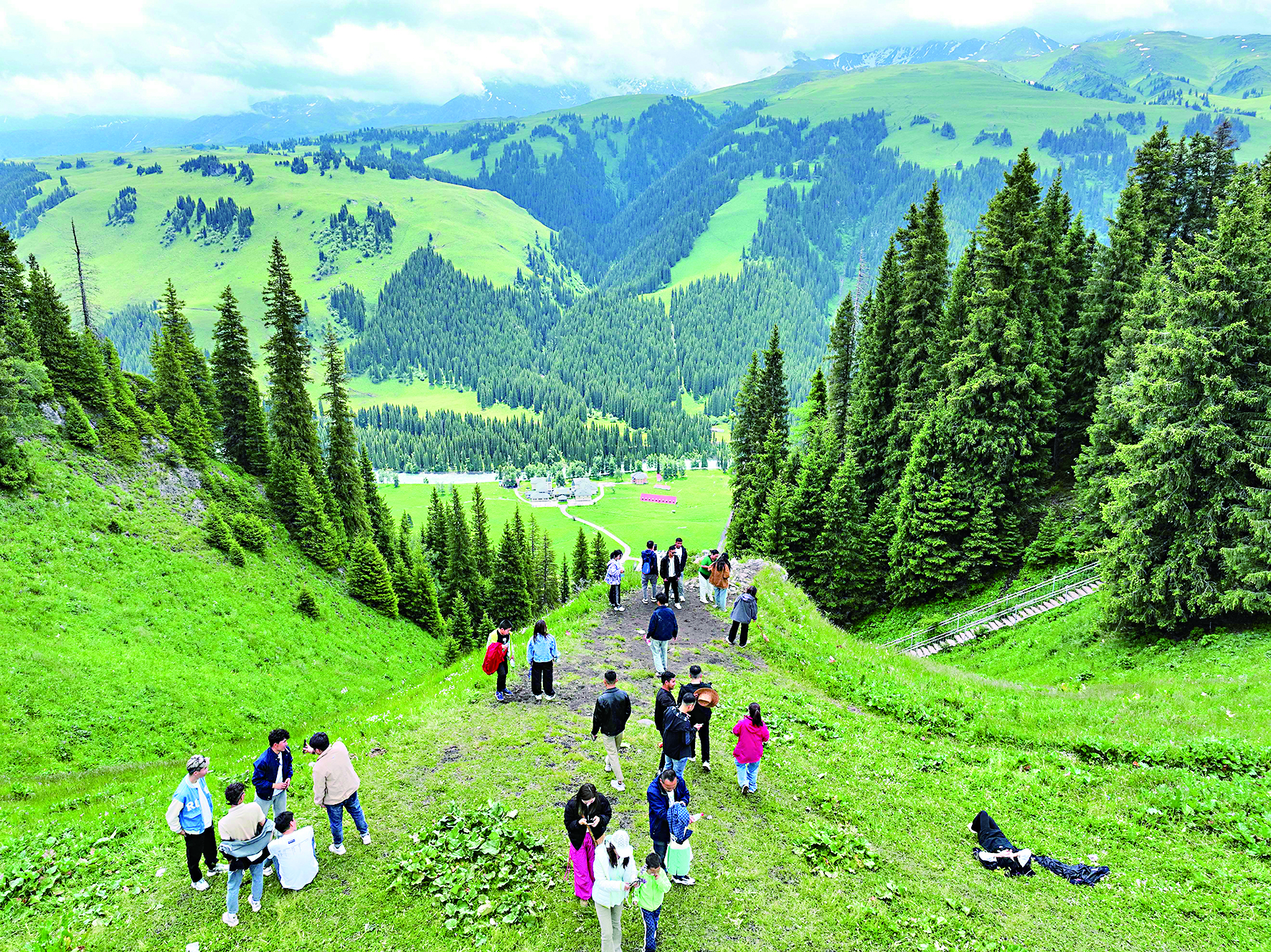 游客在小华山山顶赏景.jpg