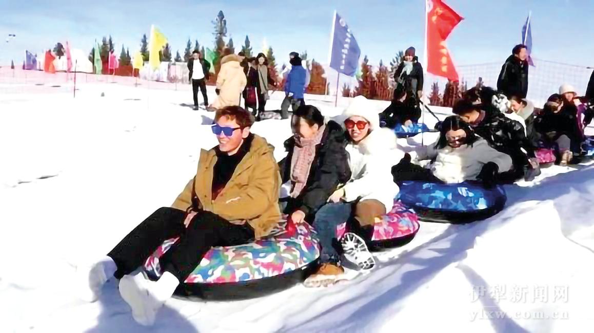 游客在阿克塔斯姑娘峰景区尽享雪上运动的乐趣。.jpg