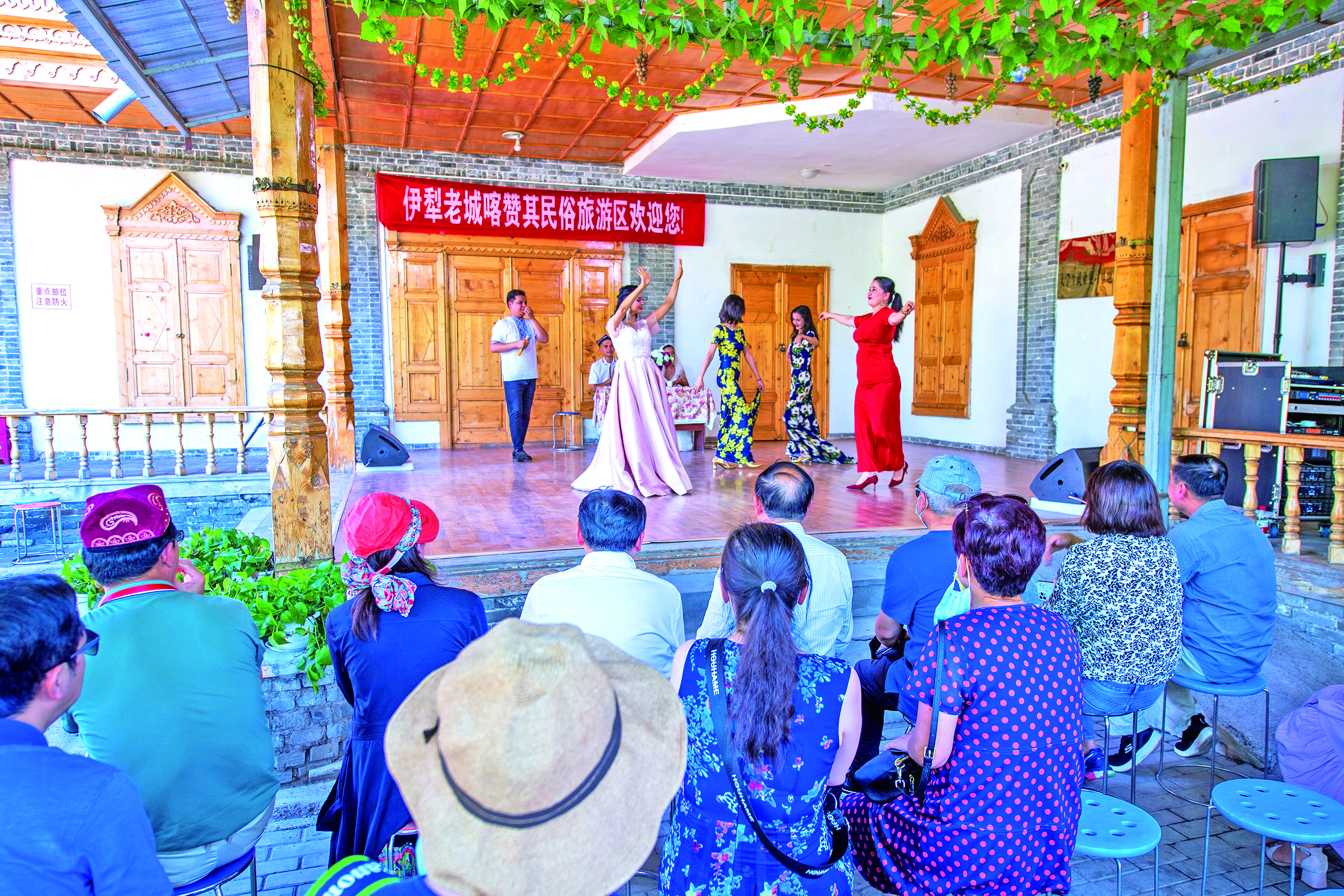 游客在伊宁市喀赞其民俗旅游区观赏歌舞.jpg