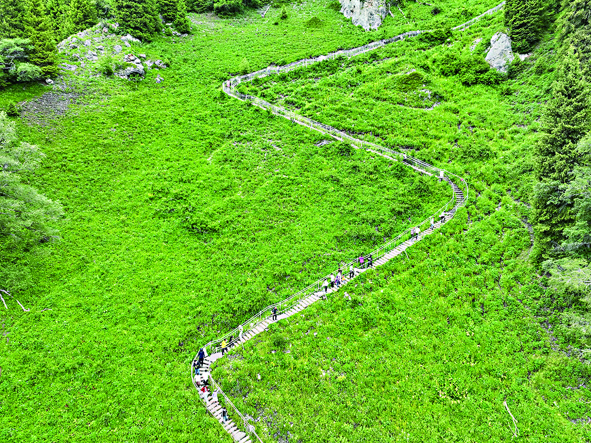 攀登小华山的游客.jpg